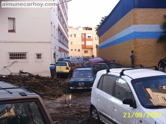 Inundaciones de septiembre de 2007 en Almuñécar 4 Coches amontonados y restos de cañas arrastrados por la riada en Almuñécar tras las inundaciones del 21 de septiembre de 2007
