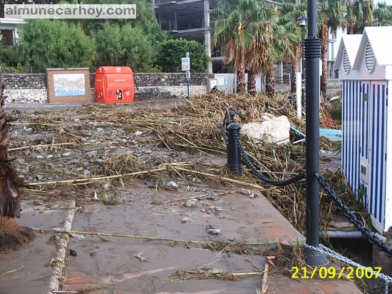Inundaciones de septiembre de 2007 en Almuñécar 6 Paseo de Cotobro en Almuñécar con restos arrastrados por la riada tras las inundaciones del 21 de septiembre de 2007