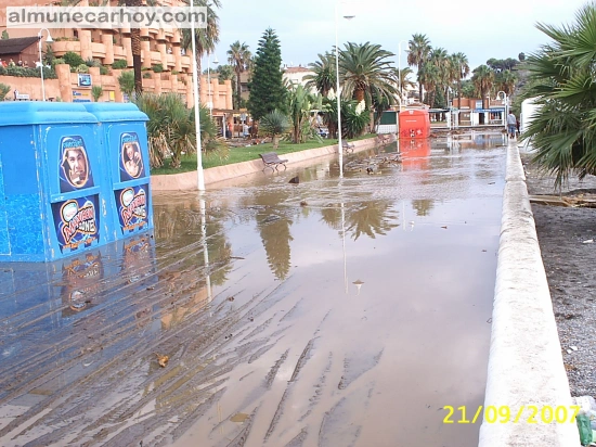 Inundaciones de septiembre de 2007 en Almuñécar 7 Paseo de San Cristóbal en Almuñécar inundado tras la riada del 21 de septiembre de 2007