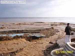 Playa de San Cristóbal en Almuñécar tras las inundaciones del 21 de septiembre de 2007, con arrastres, barro y daños en la zona litoral