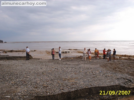 Inundaciones de septiembre de 2007 en Almuñécar 1 Vecinos en la playa de San Cristóbal de Almuñécar tras las inundaciones del 21 de septiembre de 2007