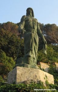 Estatua de Abderraman junto al peñón del Santo en Almuñécar