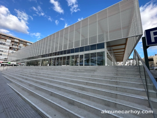 Mercado de Almuñécar 15 Mercado Municipal de Almuñécar visto desde Avenida de Europa con escalinata de acceso y fachada lateral