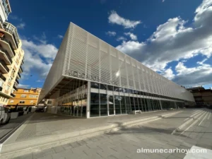 Fachada del Mercado Municipal de Almuñécar vista desde la esquina del Callejón Virgo con Avenida de Europa