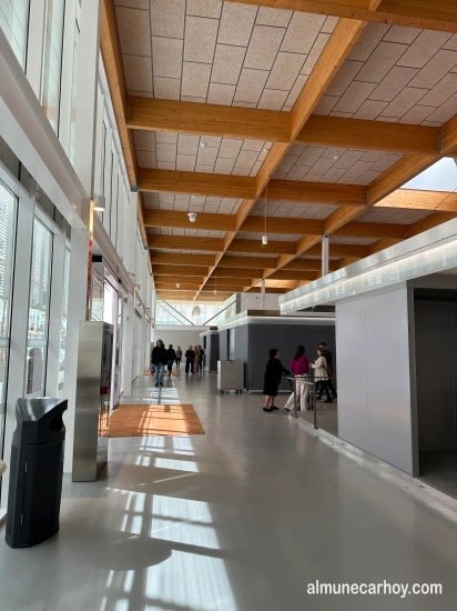 Mercado de Almuñécar 2 Interior del Mercado Municipal de Almuñécar, pasillo lateral junto a Avenida de la Cala con techo de madera y luz natural