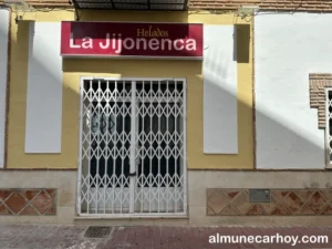 Helados artesanales y tartas de la Heladería La Jijonenca en Almuñécar, variedad de sabores tradicionales como fresa, chocolate y horchata