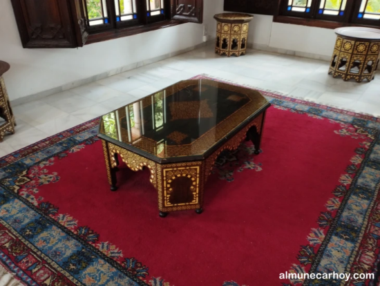 Palacete de La Najarra en Almuñécar 10 Mesa baja de taracea con motivos geométricos en el Palacete de La Najarra de Almuñécar