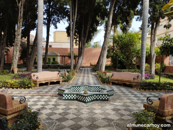 Palacete de La Najarra en Almuñécar 2 Jardín andalusí con fuente y asientos del Palacete de La Najarra en Almuñécar