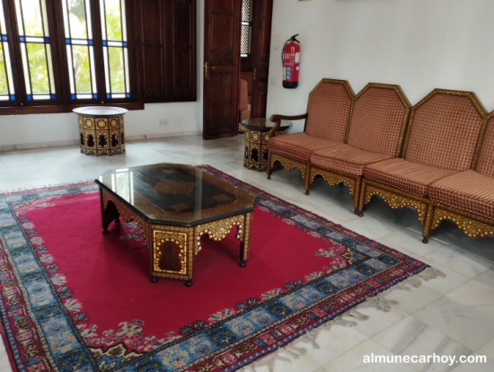 Palacete de La Najarra en Almuñécar 9 Sillones y mesa en sala interior del Palacete de La Najarra en Almuñécar