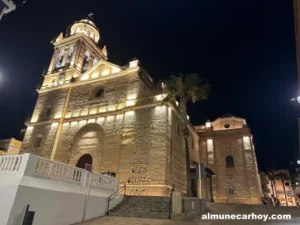 Vista nocturna de la Iglesia de la Encarnación de Almuñécar iluminada