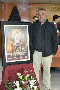 Miguel Reinoso con el Cartel de la Semana Santa de Almuñecar 2015