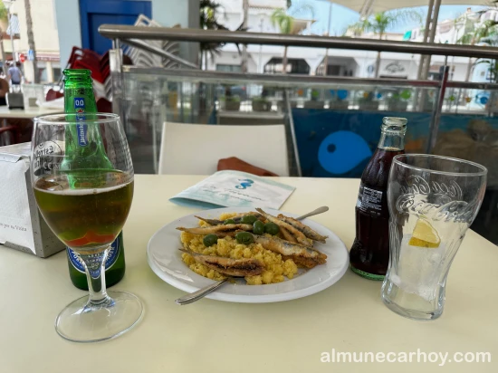 Tapa de migas con boquerones y aceitunas de La terraza del Acuario en la Plaza Kuwait