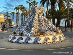 Escultura del Pulpo en mosaico estilo Gaudí en la rotonda de Puerta del Mar en Almuñécar.