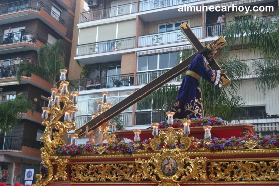 Trono de Jesús Nazareno en Almuñécar con la imagen portando la cruz