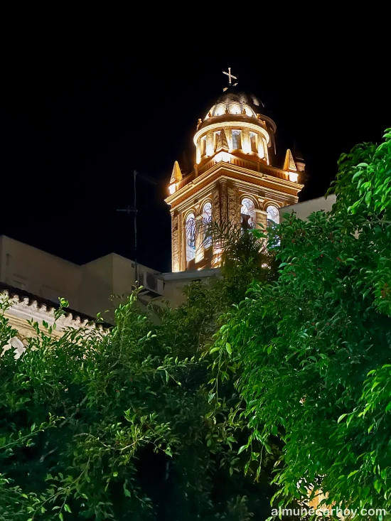 Vista nocturna de la Iglesia de Almuñécar desde la Plaza de los Higuitos