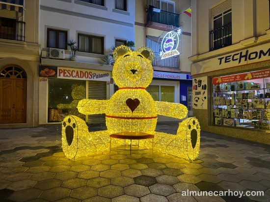Fotos de la Navidad en Almuñécar 4 Oso de Navidad gigante en Avenida Costa del Sol de Almuñécar