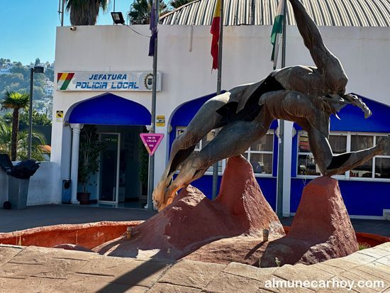 Jefatura de la Policía Local de Almuñécar en la Avenida Fenicia y Monumento al Agua de Miguel Moreno