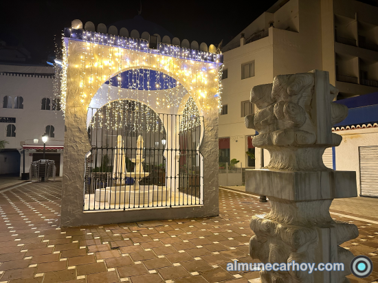 Detalle de decoración navideña en la Plaza de Damasco de Almuñécar