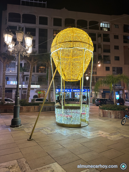 Globo iluminado de Navidad en la Plaza Madrid de Almuñécar
