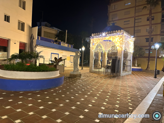 Plaza de Damasco decorada e iluminada por Navidad en Almuñécar