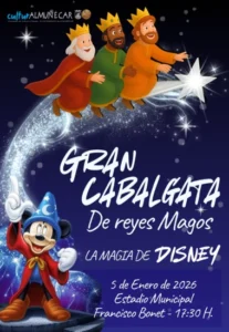 cartel de la cabalgata de Reyes Magos 2026 en Almuñécar, con los tres Reyes sobre una estela luminosa y un personaje infantil famoso señalando hacia arriba.