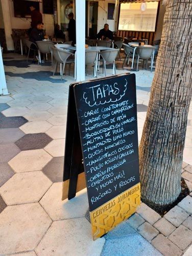Pizarra de Tapas gratis con tu bebida en Café Bar Los Cactus en Almuñécar