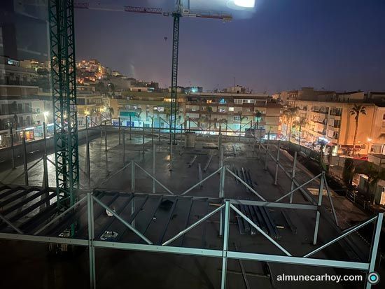 Foto nocturna de la estructura meálica del nuevo mercado de Almuñécar - 16 de Febrero de 2024