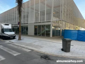 Vista de la esquina entre Avenida de Cala y Callejón del Virgo mostrando el acceso adaptado para personas con movilidad reducida en la zona del nuevo Mercado Municipal de Almuñécar, noviembre de 2025