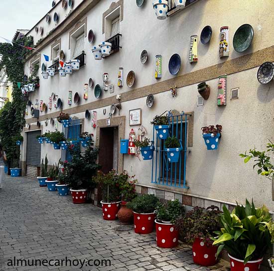 Casa tipica andaluza con macetas en el Barrio del Castillo de San Miguel en Almuñécar