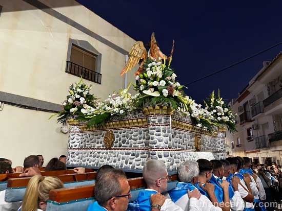 El trono de la solemne procesión de san Miguel patrono del Barrio del Castillo de san Miguel en Almuñécar esta hecho imitando las piedras del castillo