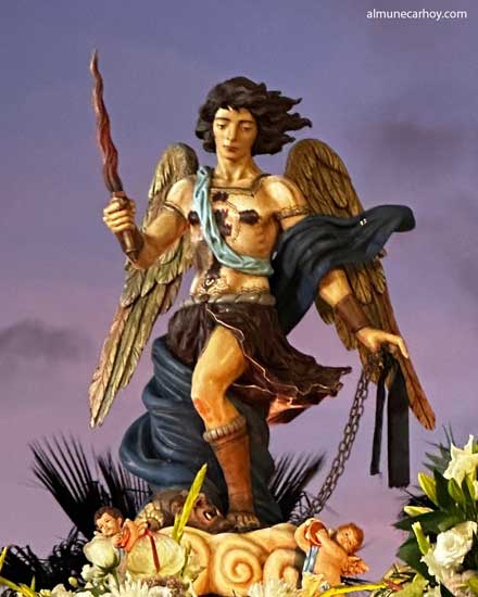 El día de San Miguel es la solemne procesión de san Miguel patrono del Barrio del Castillo de san Miguel en Almuñécar