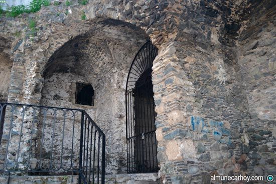 Entrada al Museo Arqueológico de Almuñécar en La Cueva de los Siete Palacios 