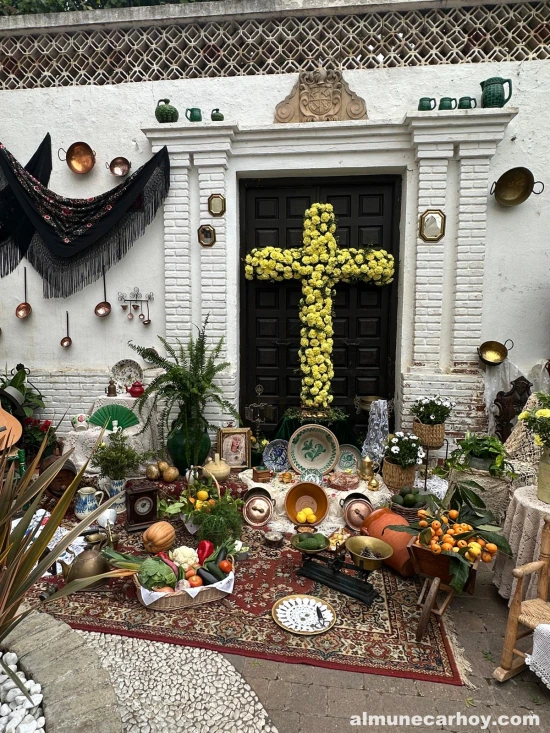 Cruz de Mayo Cofradia esperanza 2025 en la Plaza de los Higuitos