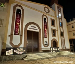 Vista nocturna de la Iglesia de El Salvador iluminada en Almuñécar, barrio P4.
