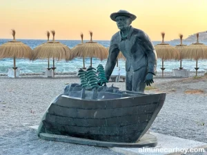 Monumento al espetero en la playa de San Cristóbal