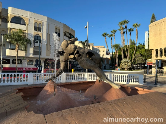 Escultura de bronce del artista Miguel Moreno Romera en el Monumento al Agua de Almuñécar.