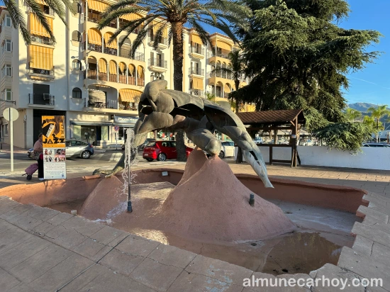 Escultura del Monumento al Agua en la Plaza del Agua de Almuñécar, obra del escultor Miguel Moreno Romera.