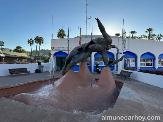 Monumento al Agua y edificio de la Jefatura de la Policía Local en la Plaza del Agua de Almuñécar.