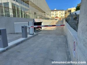 Acceso para vehículos al aparcamiento del Mercado de Almuñécar