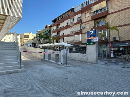 Aparcamiento del Mercado de Almuñécar 3 Entrada al aparcamiento subterráneo del Mercado de Almuñécar por Avenida de Europa