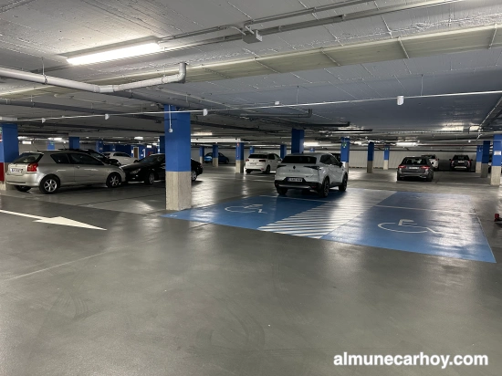 Aparcamiento del Mercado de Almuñécar 2 Zona para personas con movilidad reducida en el aparcamiento subterráneo del Mercado Municipal de Almuñécar, noviembre de 2025.