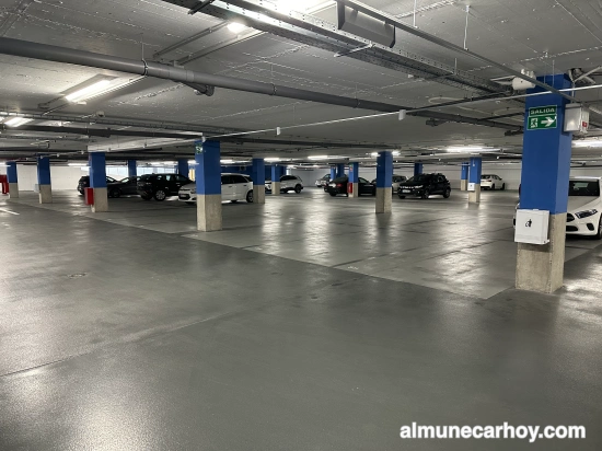 Aparcamiento del Mercado de Almuñécar 7 Vista de la primera planta del aparcamiento subterráneo del Mercado Municipal de Almuñécar mostrando las plazas disponibles y la señalización interior en noviembre de 2025.