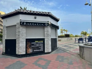 Churrería El Altillo en Almuñécar, situada junto al Paseo del Altillo y conocida por sus churros con chocolate y desayunos con vistas al mar.