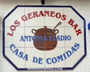 Azulejo con la inscripción “Casa de Comida” en la fachada del restaurante Los Geraneos de Almuñécar.