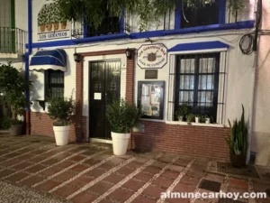 Vista de la Plaza de la Rosa en Almuñécar con la fachada del restaurante Los Geraneos.
