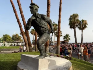 Estatua del homenaje a los tiradores del copo en el paseo de San Cristóbal de Almuñécar, durante su inauguración.
