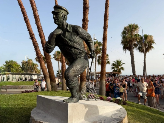 Estatua del homenaje a los tiradores del copo en el paseo de San Cristóbal de Almuñécar, durante su inauguración.