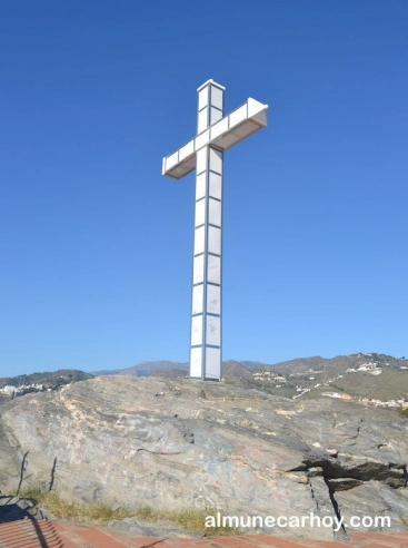 Cruz del mirador del Peñón del Santo en Almuñécar con vistas a la sierra y el municipio