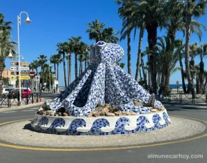 Monumento al Pulpo revestido de mosaico en la rotonda de Puerta del Mar