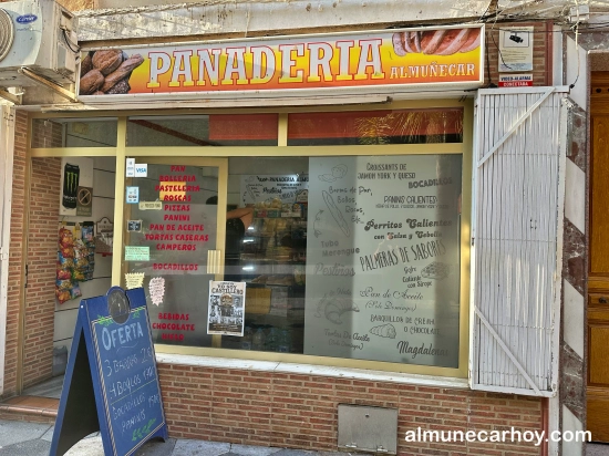 Fachada de la Panadería Almuñécar en la Carrera de la Concepción, con escaparate y pizarra de oferta